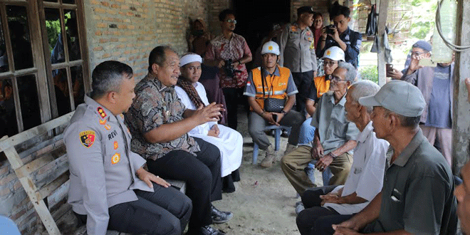 Bupati Asahan menyerahkan bantuan genset kepada warga Desa Pertahanan
