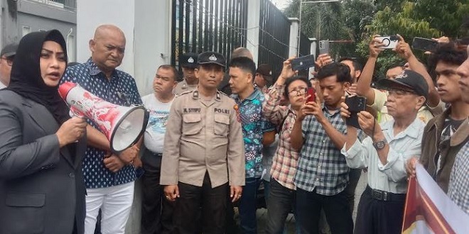 Massa aksi di depan Gedung DPRD Medan menuntut pemanggilan anggota DPRD terkait dugaan penganiayaan