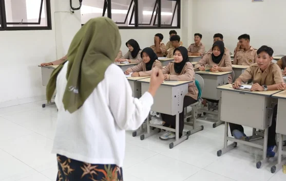 Siswa mempelajari ekosistem terumbu karang dan mangrove sebagai bagian pembelajaran berkelanjutan