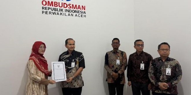 Kantor Ombudsman Aceh saat penyerahan Laporan Hasil Pemeriksaan penggantian kartu ATM BSI