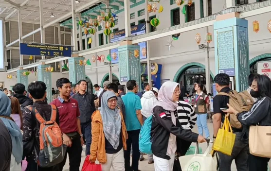Ilustrasi kereta api dan tiket diskon 30 persen untuk liburan sekolah