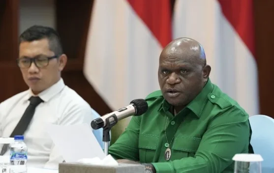 MenHAM Natalius Pigai memberi keterangan pers soal MBG di Jakarta, 16 Juni 2026