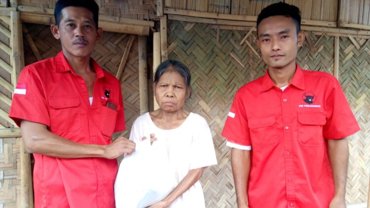 Petugas verifikasi meninjau kondisi rumah warga prasejahtera di Mumbulsari, Jember
