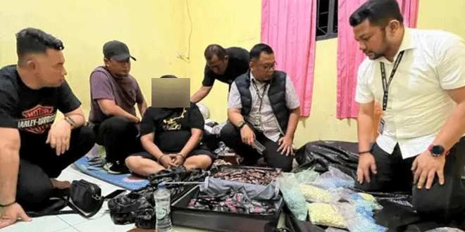 Polisi mengamankan barang bukti narkoba dan kendaraan mewah hasil penggerebekan