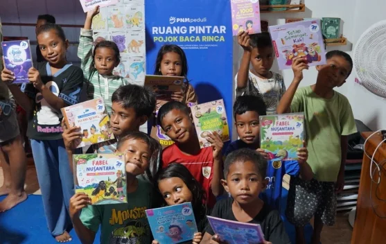 Anak-anak membaca di Ruang Pintar Pojok Baca Pulau Rinca