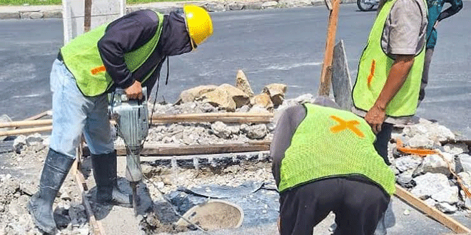 Pengerjaan perbaikan jalan berlubang di Simpang S. Parman Pematangsiantar