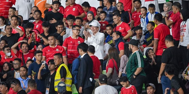 Suporter memenuhi Stadion Utama Sumatera Utara saat laga Timnas U-19 melawan Vietnam