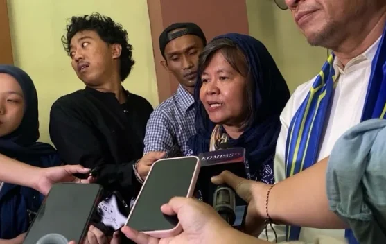 Yunianti Chuzaifah menerima IKALUIN Award untuk perlindungan perempuan dan anak
