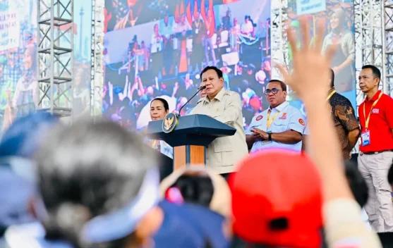 Said Iqbal bersama pejabat pemerintah dalam acara pelantikan terkait isu ketenagakerjaan