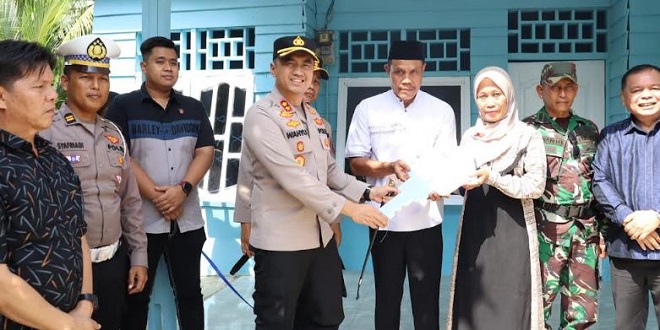 Peresmian rumah hasil bedah oleh Polres Labuhanbatu di Desa Kampung Baru