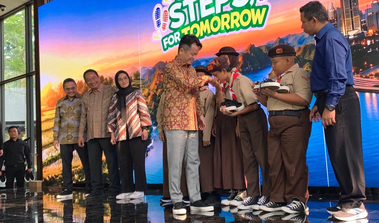 Pembagian sepatu sekolah oleh BYD untuk program Small Steps for Tomorrow