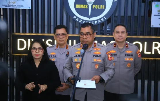 Petugas Polri dalam acara serah terima jabatan dan rotasi pejabat