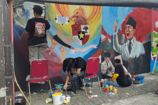 Dinding kantor DPC PDI Perjuangan Lamongan dipenuhi mural bertema Bung Karno