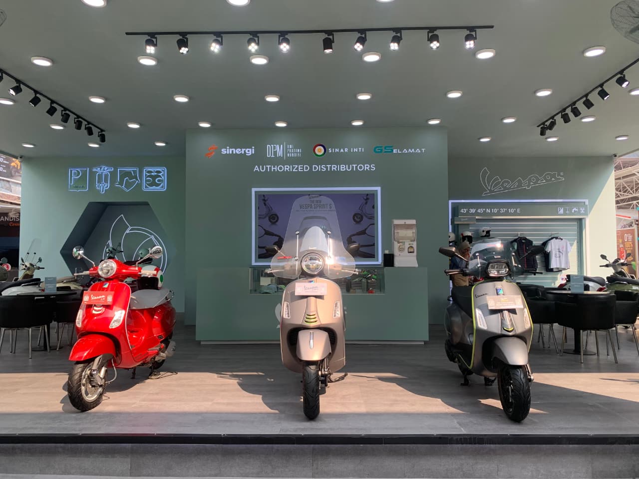 Booth Vespa di Jakarta Fair menampilkan skuter Vespa dan merchandise resmi