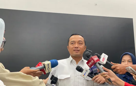 Menteri Sekretaris Kabinet dan Menteri Keuangan berbicara di Istana