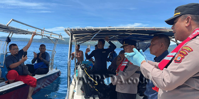 Petugas dan penyelam mengangkat jaring pukat yang tersangkut di kawasan wisata bahari Iboih, Sabang