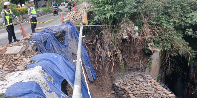 Perbaikan jalan amblas di Jl. Sisingamangaraja Pematangsiantar menggunakan kawat bronjong dan batu kali