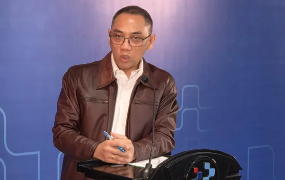 Ilustrasi pemantauan konten digital dan logo platform media sosial