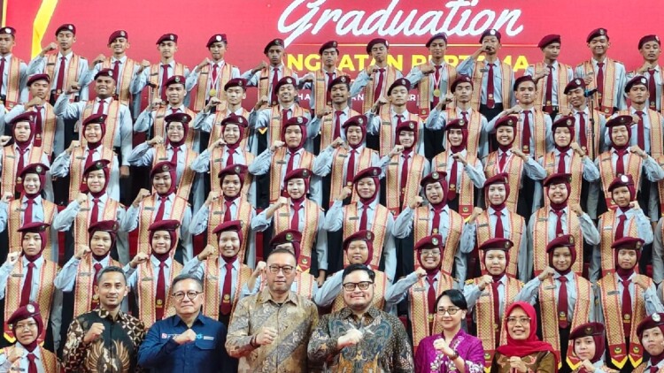Siswa SMA Dharma Wanita 1 Pare merayakan kelulusan angkatan pertama