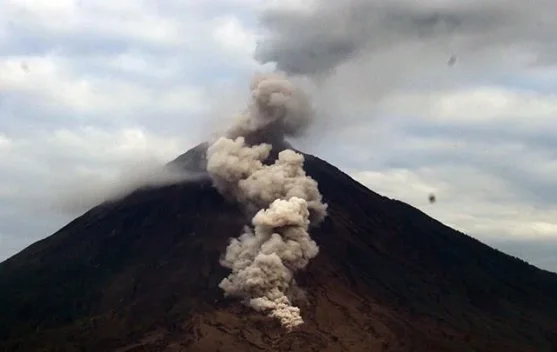 Kolom abu Letusan Gunung Semeru dengan latar pegunungan