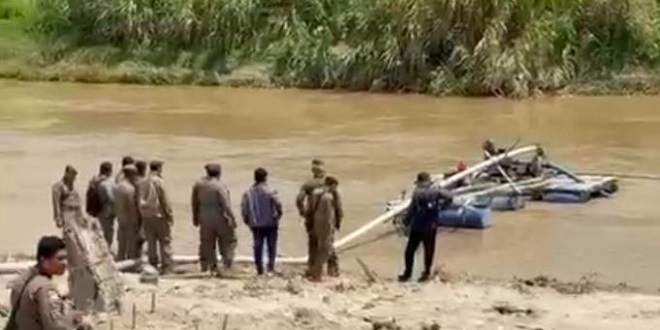 Petugas melakukan penertiban tambang pasir ilegal di Sungai Ular