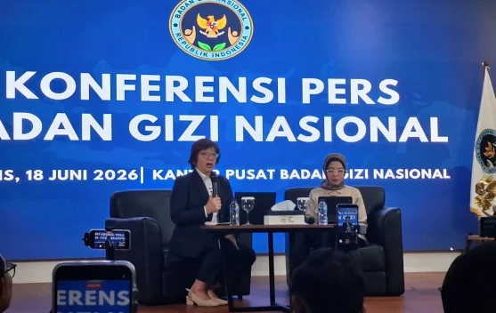 Ilustrasi pembagian Makan Bergizi Gratis dan dokumen kebijakan penghentian sementara