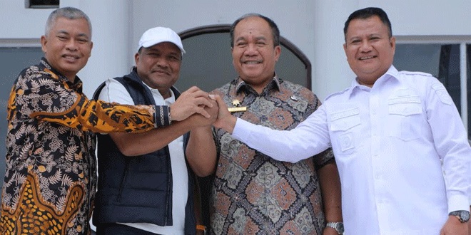 Bupati Asahan menyerahkan bantuan kepada Bupati Bireuen dalam acara penyerahan bantuan Rp30 miliar