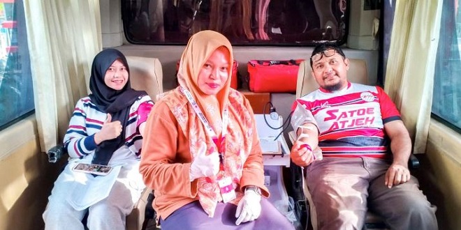 Relawan PMI dan pendonor saat kegiatan donor darah di Banda Aceh