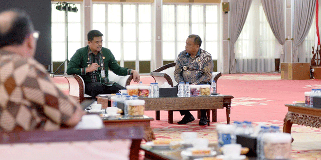 Gubernur Bobby Nasution memimpin rapat soal pungutan wisata di Aula Tengku Rizal Nurdin