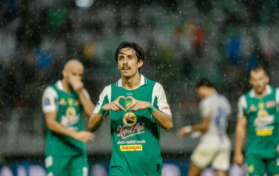 Francisco Rivera merayakan gol dengan jersey hijau Persebaya di stadion Surabaya