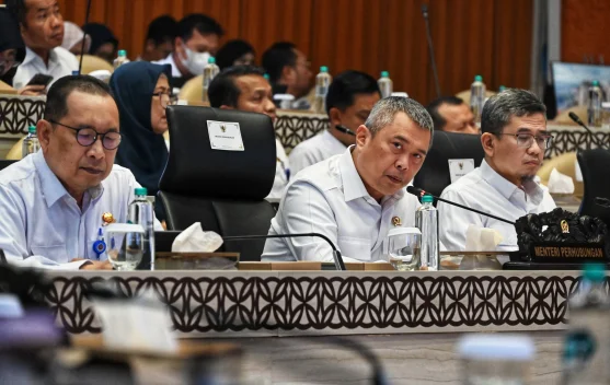 Menteri Perhubungan Dudy Purwagandhi saat rapat kerja di Kompleks Parlemen Jakarta