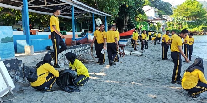 Personel Polres Sabang dan warga membersihkan Pantai Kuta Timu