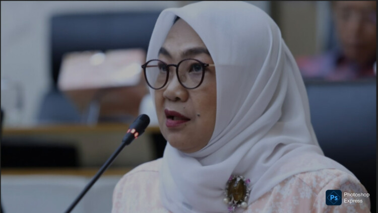 Peternak memeriksa kandang ayam petelur untuk memantau produksi dan kondisi telur
