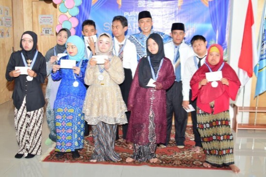 Wakil Bupati Lamongan memberikan sambutan pada purna siswa SLB Ar Rochmah