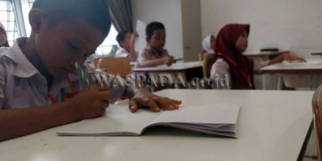 Siswa Sekolah Rakyat Terintegrasi antusias mengikuti pelajaran di kelas sederhana