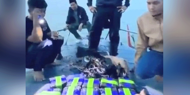 Petugas mengamankan 10 kg sabu hasil penangkapan di perairan Asahan