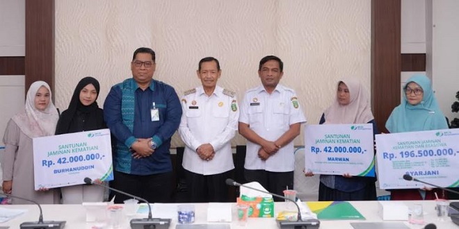 Penyerahan santunan BPJS Ketenagakerjaan di Kantor Wali Kota Sabang