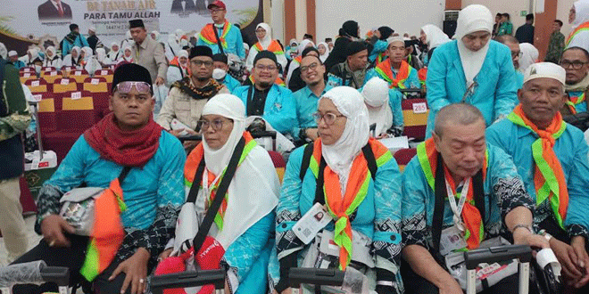 Jamaah haji Kloter 08 disambut di Asrama Haji Medan oleh petugas dan keluarga