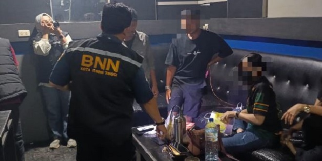 Petugas gabungan memeriksa pengunjung saat razia narkoba di tempat hiburan Tebing Tinggi