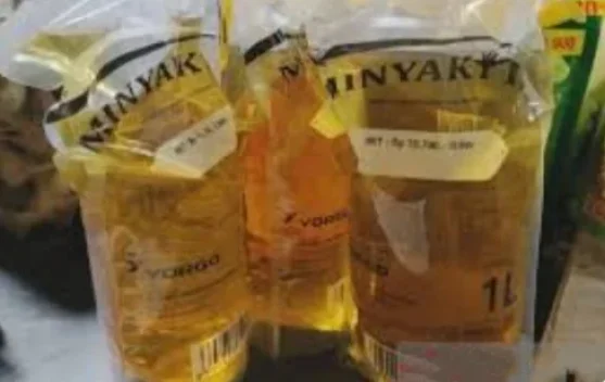 Kendaraan distribusi membawa stok minyak goreng MINYAKITA di pasar rakyat