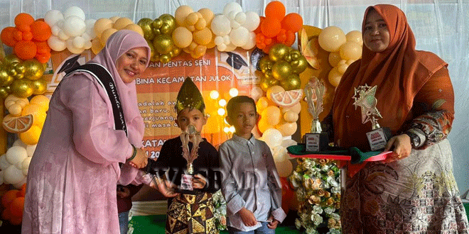 Anak-anak TKN Pembina Julok tampil di panggung saat pelepasan di Julok