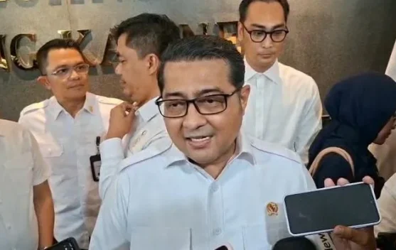 Pemenang sayembara logo HUT ke-81 menerima penghargaan dan hadiah tunai