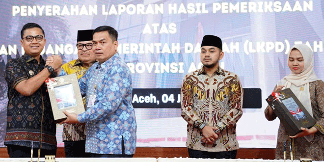 Walikota Langsa menerima LHP BPK RI di Banda Aceh saat penyerahan opini WTP