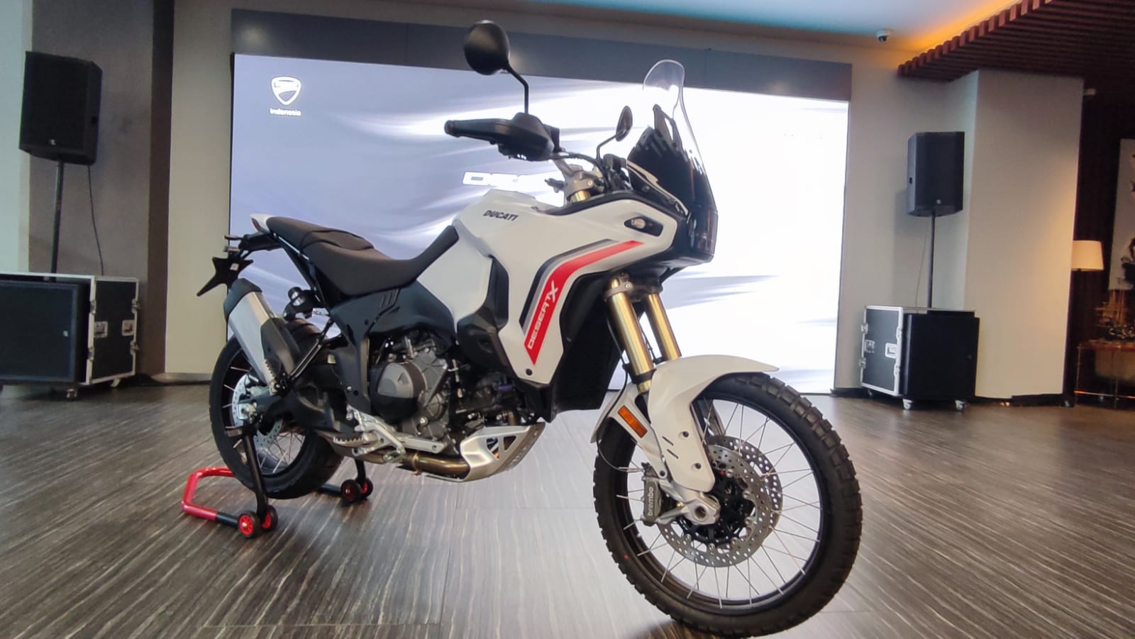 Ducati DesertX V2 saat peluncuran di Jakarta, menonjolkan desain adventure