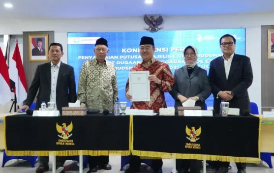 Ketua Majelis Etik Ombudsman Prof. Jimly Asshiddiqie membacakan putusan pemberhentian Hery Susanto