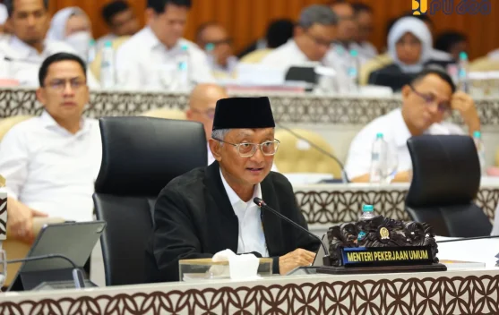 Pekerja dan alat berat dalam proyek perbaikan jaringan irigasi untuk ketahanan pangan