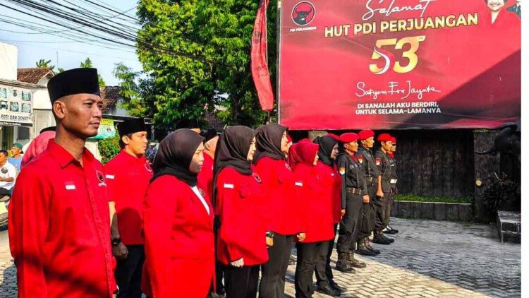 Upacara Hari Lahir Pancasila di halaman kantor DPC PDI Perjuangan Jombang