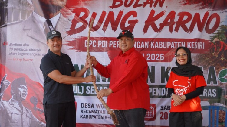 Penanaman ketela oleh PDI Perjuangan di Desa Wonorejo untuk ketahanan pangan