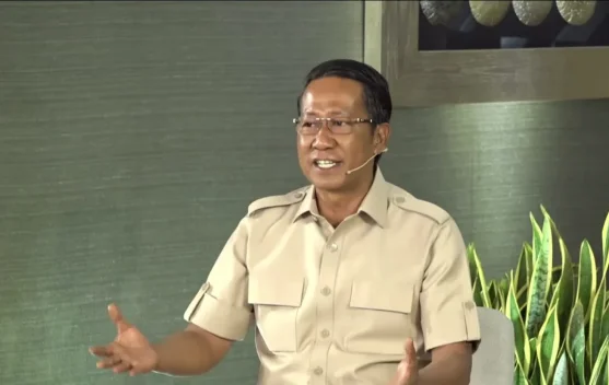 Menteri Hukum Supratman Andi Agtas berbicara di depan podium saat dialog publik