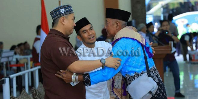 Bupati dan Wakil Bupati menyambut kepulangan jamaah haji Labura di Asrama Haji Medan